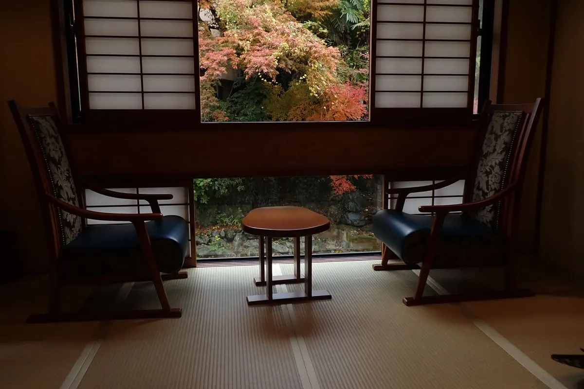 庭園を望む旅館の和室のイメージ